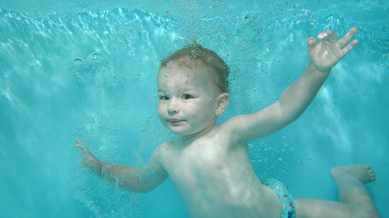 SZÚ vydal stanovisko ke kurzům plavání kojenců a batolat, foto redakce