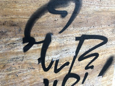 Odstraovn graffiti z travertinu v Sokolovsk ulici prv zaalo.