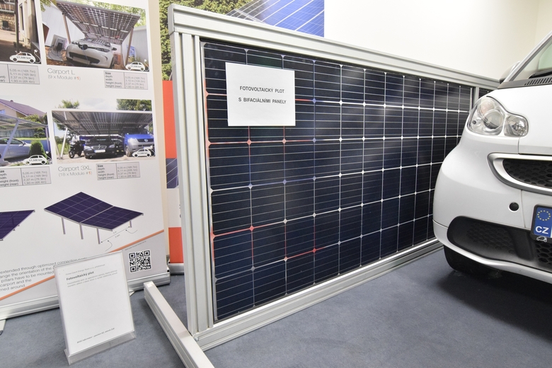 Solrn plot z oboustrannho fotovoltaickho panelu v podn firmy Czech Energy Team
