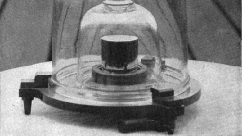 Obr. Pklad etalonu 1 kilogramu, vleek pod dvma sklennmi zvony (foto: National Geographic &#8211; leden 1915)