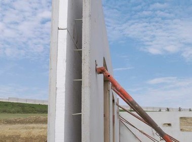 Dvojitá poloprefabrikovaná stěna s kotvami Schöck Isolink®
