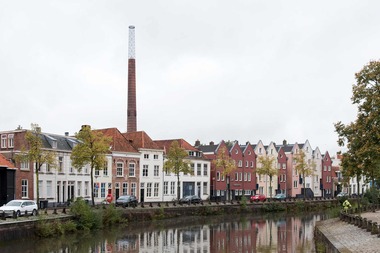 Obr. 11: Ocelovou konstrukcí navýšený komín v Bergen op Zoom