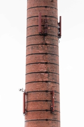 Obr. 13: Maskované osazení antén na dříku komína (Bergen op Zoom)