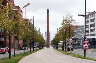 Obr. 14: Komín po továrně Philips stojí dnes mezi silničními pruhy a v noci se mění na červeně planoucí pochodeň (Eindhoven)