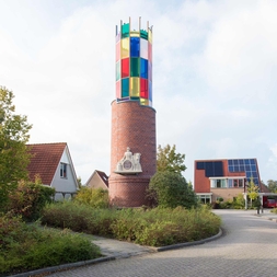 Obr. 17: V Opmeeru se torzo komína proměnilo v pomník upomínající na slavnou mlékárenskou historii města