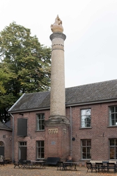 Obr. 19: Znovuvystavěný dřík komína v Tilburgu, na hlavě je osazeno umělecké dílo v podobě plamene