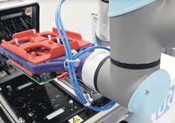 Robotické rameno Universal Robots s uchopovačem pro zakládání DPS do funkčních testerů