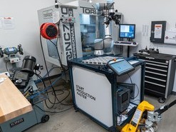 Kolaborativní robot Universal Robots s uchopovačem pro zakládání součástek do CNC