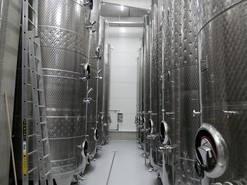 Nerezové tanky čekající na víno