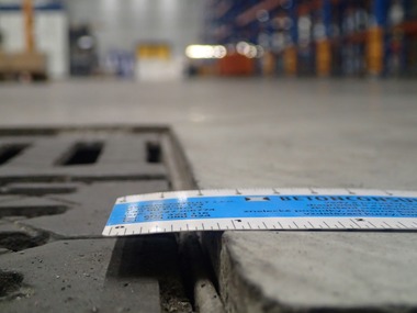Projevy miskovité deformace na betonové průmyslové podlaze