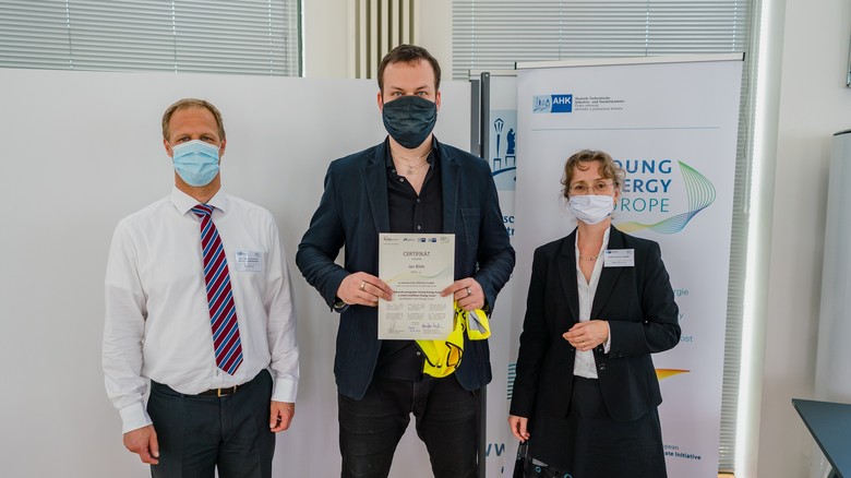 zleva: René Harun (ČNOPK), vítěz soutěže Jan Bílek (firma Preol), Janine Hansen (DIHK Service GmbH)