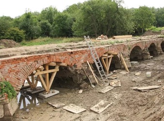Obr. 19: Pohled na most – podepen oblouk, stav lto 2019