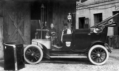 Výměna baterií městského e-taxi Siemens Viktoria r. 1905 v Berlíně
