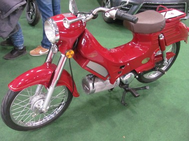 Elektrická verze malého motocyklu Pionýr a detail umístění hnacího elektromotoru v pozici válce původního dvoutaktního benzinového motoru.