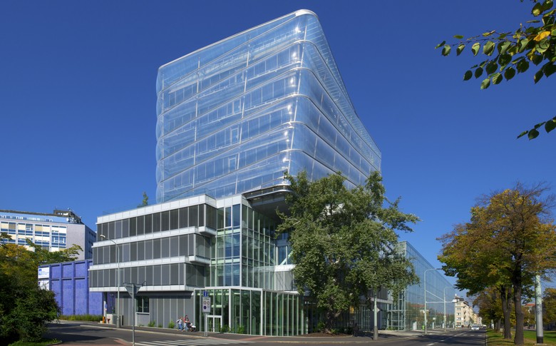 Obr. ČVUT – CIIRC. V popředí vyšší budova A a vpravo na ní navazuje budova B, ve které je široce uplatněna technologie DAIKIN VRV pro vytápění a chlazení.