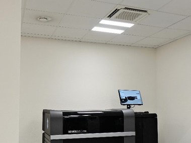 Obr. Prvky VRV technologie DAIKIN mají podíl i na spolehlivé funkci 3D tiskáren, když zajišťují stabilní teplotu v místnosti odvodem přebytečného tepla z činnosti tiskáren, s jejichž pomocí byla v kritické době rozvoje pandemie koronaviru vyvinuta maska RP95-M pro unikátní český respirátor.