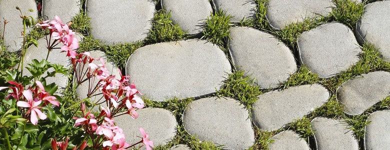I betonová dlažba může vypadat přirozeně a dotvářet přirozený vzhled zahrady. Důkazem je BEST – VALEA.