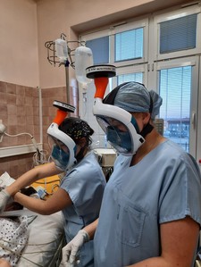 VUT v Praze vyrb celoobliejov masky pro lkae v prvn linii zdarma