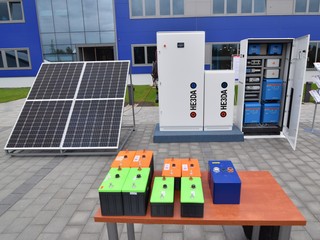 Bateriov box HE3DA s kapacitou 15 kWh (uprosted), po stranch jsou boxy s mnii a dic elektronikou. Foto© TZB-info
