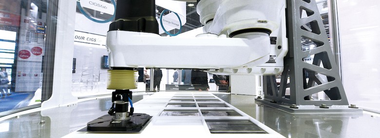 Obr. Snen vrobnch nklad na fotovoltaick moduly pin i pesn prce robot. (Foto: archiv veletrhu Intersolar Europe)