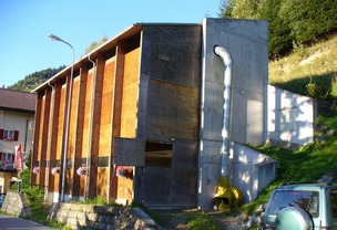 Curaglia (CH), ovčín Hansepetera Bundiho – přiznané betonové a kamenné opěrné zdi v exteriéru