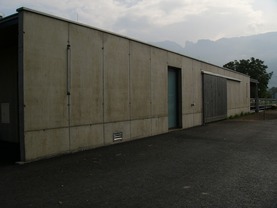 Hohenems (A), Rheinhof, stáj statku školy BSBZ – pohledová exteriérová betonová stěna šaten studentů přidružených ke stáji