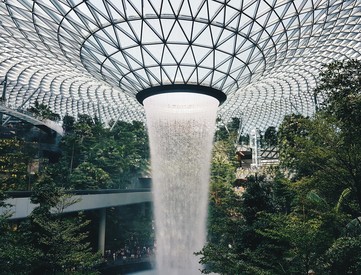 Vodopád v hale letiště v Singapuru