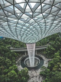 Vodopád v hale letiště v Singapuru