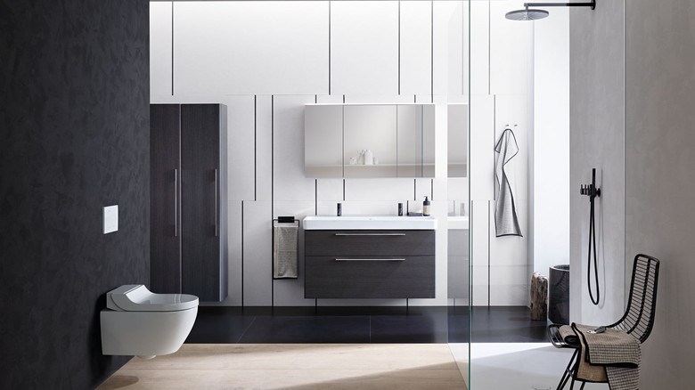 Sprchovací WC Geberit AquaClean Tuma je dostupné se 4 designovými kryty &#8211; alpská bílá, černé sklo, bílé sklo a&nbsp;broušená ušlechtilá ocel.