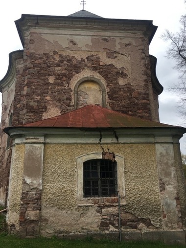 Obr. 6: Velmi závažná trhlina ve zdi zákristie kostela Všech svatých v Heřmánkovicích