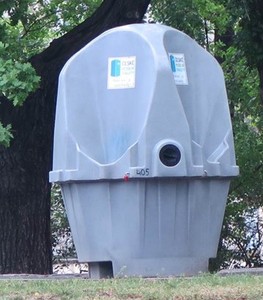 Obr. 4 Pisoár v parku před hlavním nádražím v Praze
