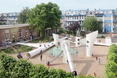 Dětské hřiště s prolézačkami z listů větrných elektráren v Rotterdamu. Foto Denis Guzzo