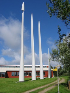Listy větrných elektráren jako poutač ekologického střediska v Ydby (Dánsko). Foto BK