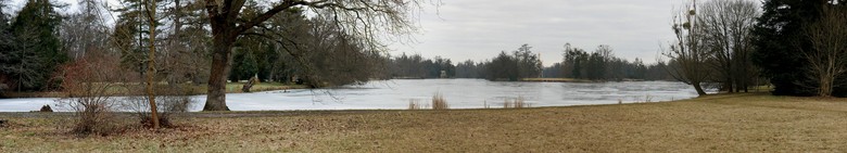 Současná zimní nostalgie Zámeckého rybníka a jeho letní obraz