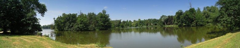 Současná zimní nostalgie Zámeckého rybníka a jeho letní obraz