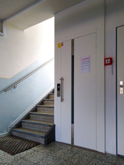 Hydraulický výtah v zrcadle schodiště LC HydroSpace, společnosti LiftComponents s.r.o.