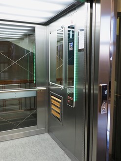 Vybavení kabiny výtahu – zrcadlo, sedačka, madlo a kabinový přivolávač v antivandalním provedení. Zdroj: LiftComponents s.r.o.