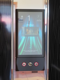 Dotykový touch displej v kabině, který přehraje jakékoliv video, zobrazuje zprávy a čas. Zdroj: LiftComponents