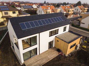 Zdroj: S-Power Energies, s.r.o. Foto In-roof instalace FVE pro rodinný dům