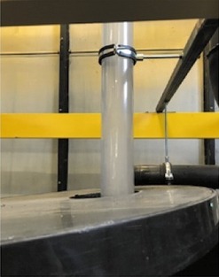 Obr. 2 Pohled na transparentní část odtokového potrubí při testování hydraulické kapacity vtoků při výšce vzdutí 55 mm (varianta 2)