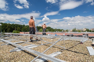 Montáž konstrukce pro instalaci fotovoltaiky na plochou střechu, foto © ČEZ, a.s.
