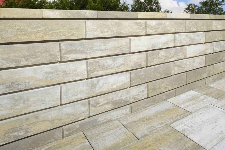 Modern betonov ploty snadno sladte napklad s dlabou. Jako BEST – BOHEMA.