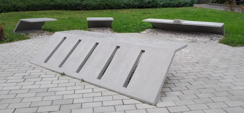 Obrzek 6 – Demonstran skupina laviek v sestav 2× krtk 0,8 m, dlouh 2,14 m jako stojan na kola, dlouh 2,14 m s fotovoltaickm panelem, bateriovm boxem a vybranmi funkcionalitami