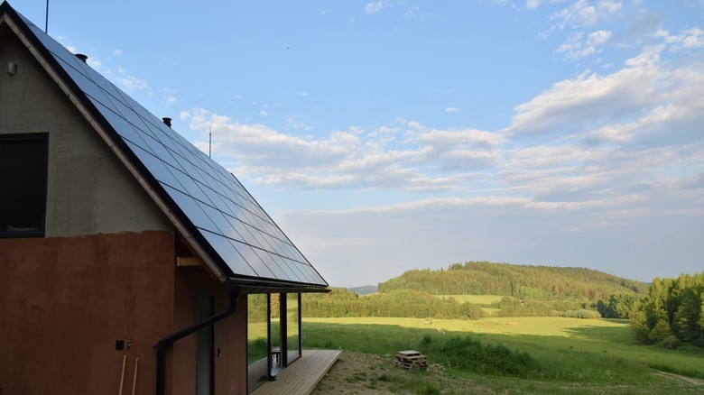 Celou jin stranu stechy pokrv fotovoltaick elektrrna z celoernch panel. foto © TZB-info