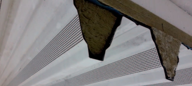 Obrázek 2: Detail akusticky pohltivé střechy s perforovaným TR plechem ISOVER ROOF ACOUSTIC.
