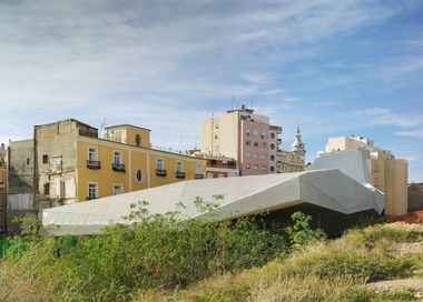 Obr. 2b Krycia stavba nad ruinou v mestskom prostred – realizcia od Amann-Cnovas-Maruri 2012, panielsko [10]
