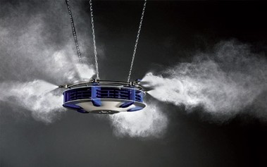 Obr. 3. Zvlhčovač a destratifikátor Merlin má odstředivý rotor, který vyvolává pomalé vertikální promíchávání vzduchu, a současně rozděluje zvlhčený vzduch paprskovitě. Systém zabraňuje vrstvení horkého vzduchu u stropu a redukuje spotřebu energie