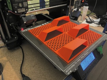 Obr. 4 Vroba kryc desky vegetanho panelu metodou FDM 3D tisku