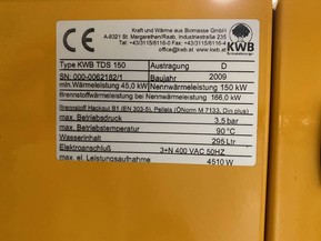 Kvalitní štítek s odolným lepidlem na kotlích firmy KWB.
