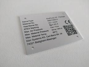 Štítek z produkce Rathgeberu využívající  moderní QR kód pro zobrazení servisních informací a disponující dírami pro přinýtování.